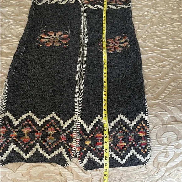Gray Knit Long Vest with Patterned Trim - Picture 6 of 9